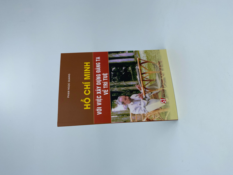 Hồ Chí Minh với việc xây dựng Đảng ta về trí tuệ