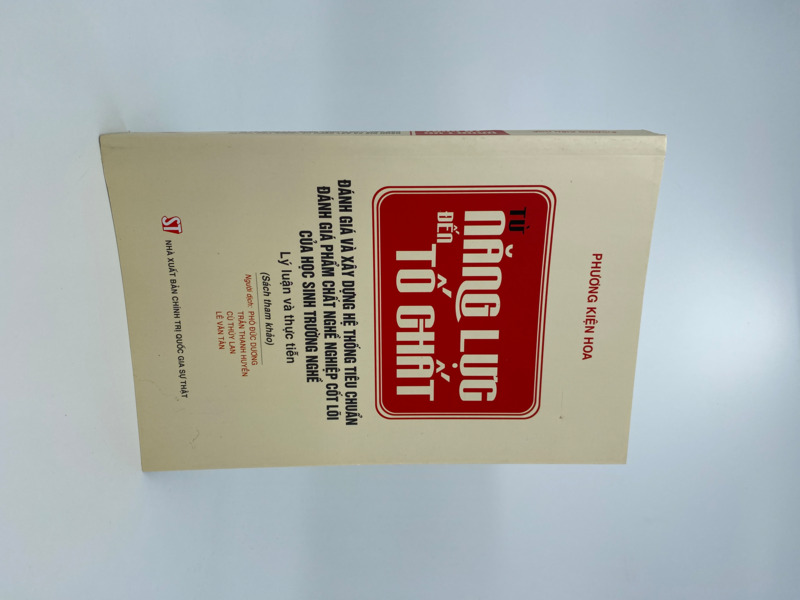 Từ năng lực đến tố chất: Đánh giá và xây dựng hệ thống tiêu chuẩn đánh giá phẩm chất nghề nghiệp cốt lõi của học sinh trường nghề - Lý luận và thực tiễn (Sách tham khảo)