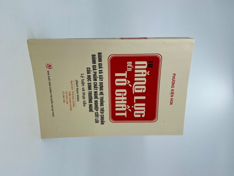 Từ năng lực đến tố chất: Đánh giá và xây dựng hệ thống tiêu chuẩn đánh giá phẩm chất nghề nghiệp cốt lõi của học sinh trường nghề - Lý luận và thực tiễn (Sách tham khảo)