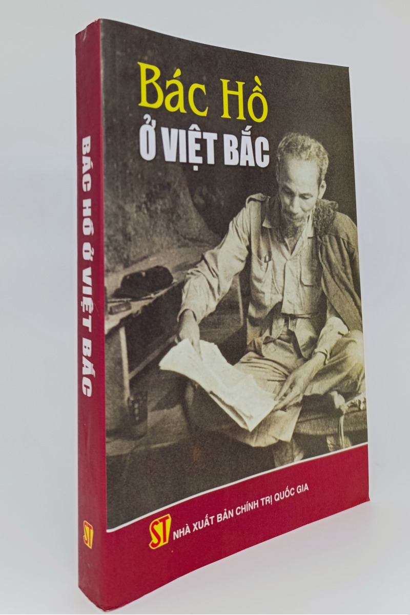 Bác Hồ ở Việt Bắc (bìa mềm)