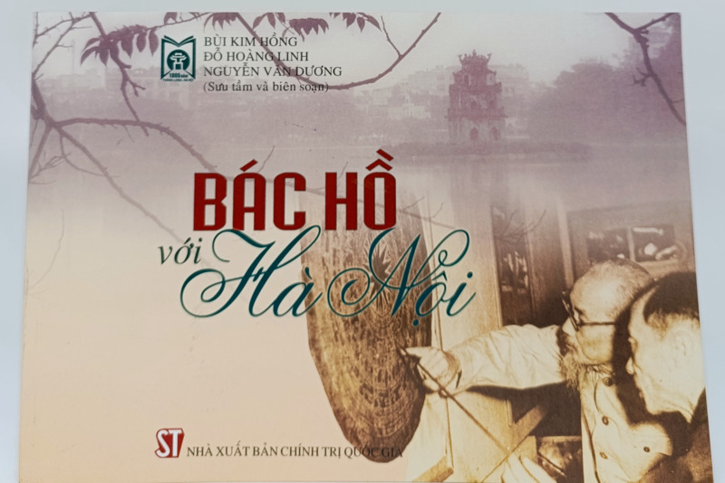 Bác Hồ với thủ đô Hà Nội (bìa mềm)
