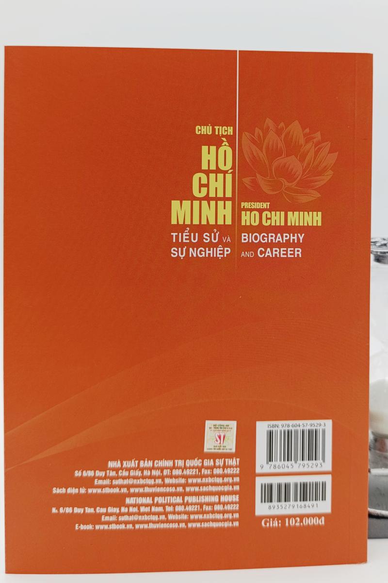 Chủ tịch Hồ Chí Minh - Tiểu sử và sự nghiệp President Ho Chi Minh - Biography and Career (Song ngữ Việt - Anh)
